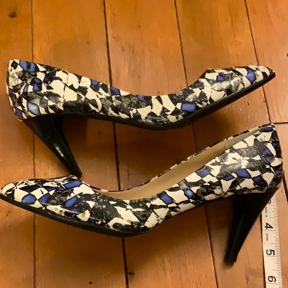 Joe’s Jeans Black White Blue Abstract Pattern size 7 1/2 Heels - Picture 5 of 6